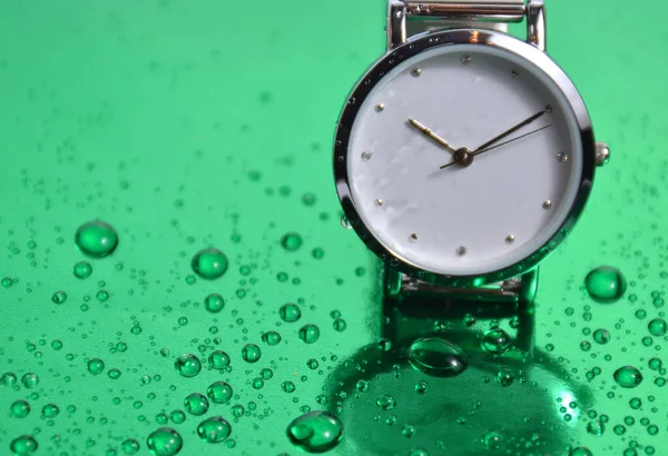 Reloj Mujer Sobre Una Mesa Verde Con Gotas Agua — Foto de Stock