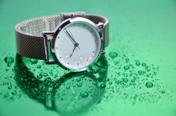 Horloge Repose Sur Fond Vert Avec Des Gouttes Eau — Photo