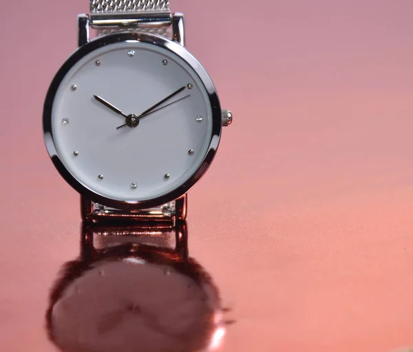 Damenuhr Auf Einem Rosa Tisch Spiegelung Einer Uhr Auf Einem — Stockfoto