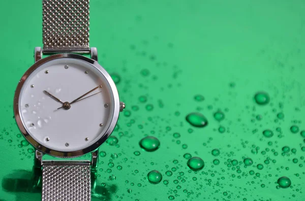 Reloj Mujer Sobre Una Mesa Verde — Foto de Stock
