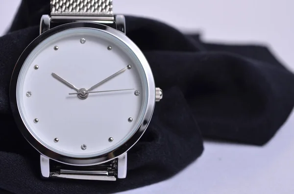 Regardez Sur Châle Velours Horloge Sur Fond Blanc — Photo