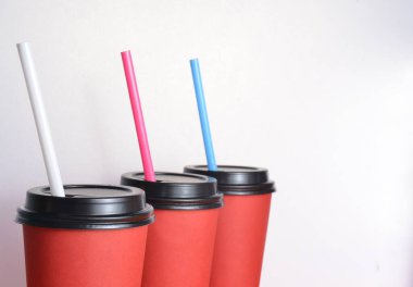 Beyaz arka planda üç fincan duruyor..