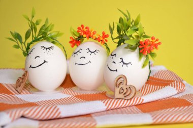 Peçetede şirin yüzleri olan paskalya yumurtaları. Bahar. Paskalya.