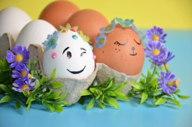 Paskalya yumurtaları ve çiçekler. Paskalya.