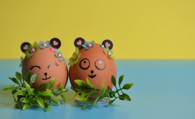 Sarı-mavi arka planda iki Paskalya yumurtası. Paskalya.