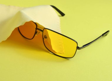 Sarı arka planda gözlük ve eşarp..