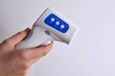 Beyaz arkaplanda temas olmayan termometre.