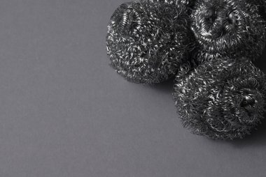 Gri bir masada metal süngerler.