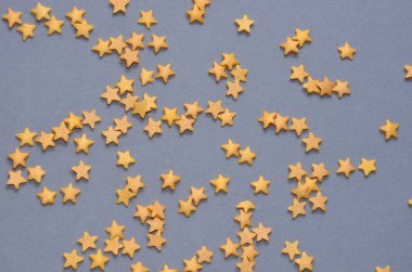 Gri arkaplanda sarı yıldızlar.