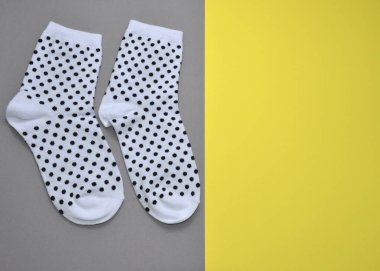 Gri-sarı arka planda beyaz çoraplar.