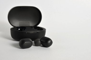 Beyaz arka planda güzel siyah kablosuz kulaklıklar..