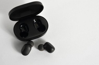 Beyaz arka planda güzel siyah kulaklıklar..