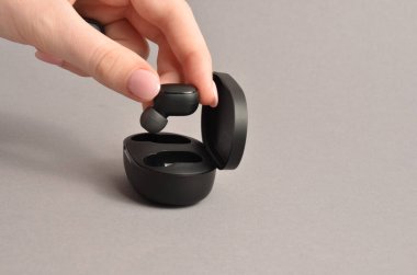 Gri arka planda kablosuz kulaklık..