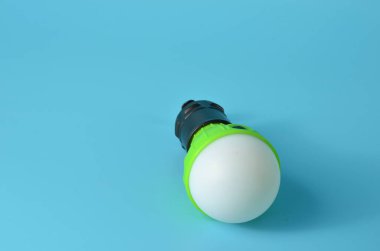 Mavi arkaplanda bir ampul şeklinde fener..