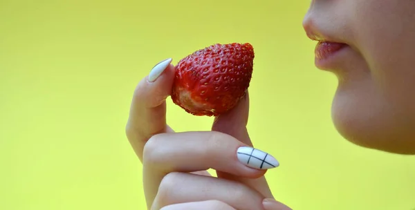 Die Frau isst Erdbeeren. Nahaufnahme. — Stockfoto