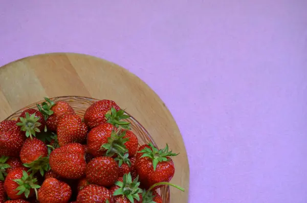 Erdbeere auf weißem Teller. saftige Erdbeeren auf rotem Hintergrund. Flache Lage, Draufsicht, Kopierraum — Stockfoto