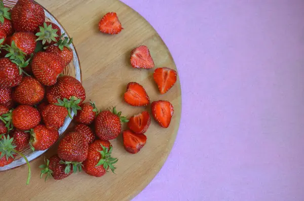 Frische Erdbeeren auf altem Holzgrund — Stockfoto