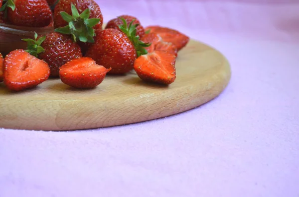 Frische Erdbeeren auf einem Holzbrett. — Stockfoto