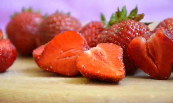 Erdbeeren in Großaufnahme auf einem hölzernen Hintergrund. — Stockfoto