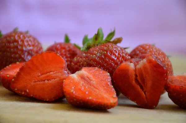 Erdbeerhintergrund, reife, saftige große rote Beeren auf hölzernem Hintergrund, Vitaminsaison — Stockfoto