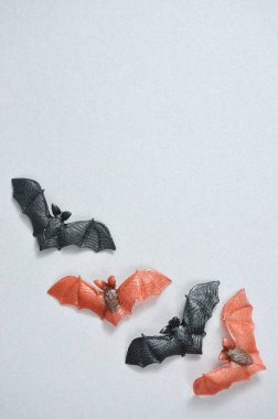 Gri arka planda dekoratif yarasalar. Cadılar Bayramı