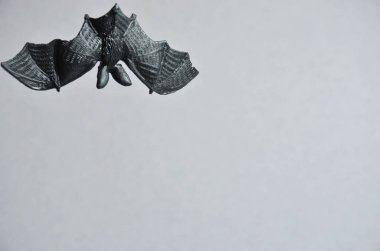 Gri arkaplanda siyah dekoratif yarasa