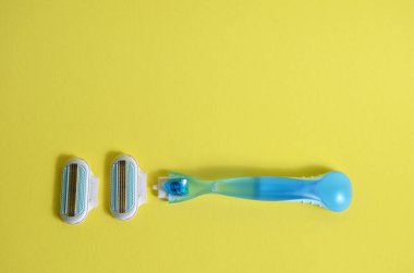 Sarı arkaplanda traş makinesi