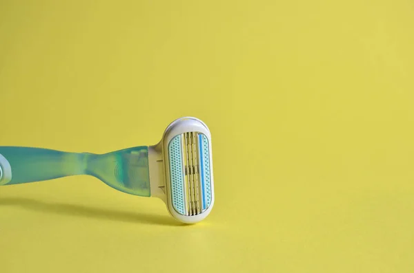 Female Shaving Machine Blue Yellow Background Women Shaving Concept — Stock Photo, Image