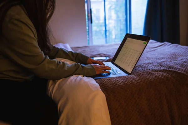 Jong Vrouw Maakt Gebruik Van Computer Liggend Het Bed — Stockfoto