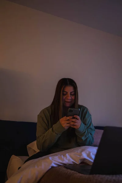 Gelukkig Vrouw Met Behulp Van Mobiele Telefoon Zitten Het Bed — Stockfoto