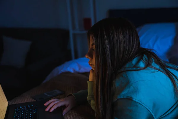 Jong Vrouw Maakt Gebruik Van Computer Liggend Het Bed — Stockfoto