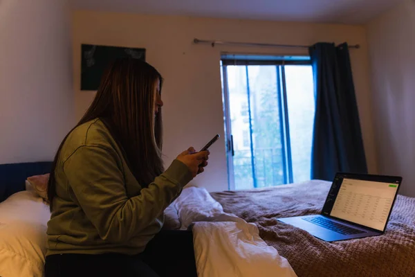 Jonge Vrouw Maakt Gebruik Van Computer Mobiele Telefoon Liggend Het — Stockfoto