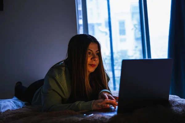 Jong Vrouw Maakt Gebruik Van Computer Liggend Het Bed — Stockfoto