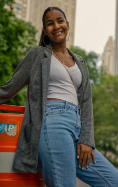 New York sokaklarında poz veren esmer tenli kadın.