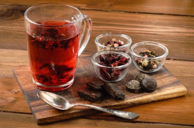 Ahşap üzerine eski kaşık ile çay kompozisyon