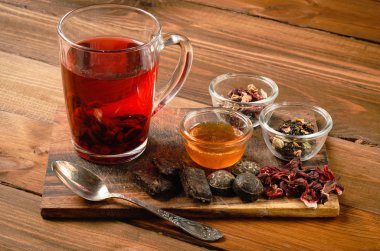 Ahşap üzerine eski kaşık ile çay kompozisyon