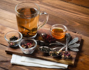 Ahşap üzerine eski kaşık ile çay kompozisyon