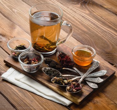 Ahşap üzerine eski kaşık ile çay kompozisyon