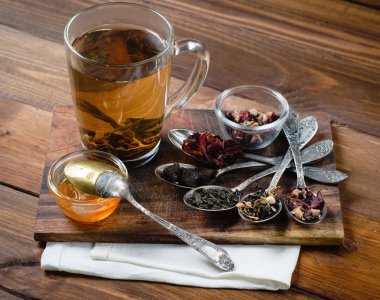 Ahşap üzerine eski kaşık ile çay kompozisyon