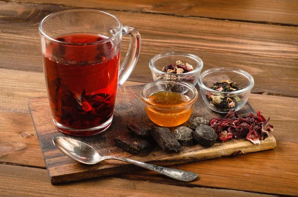 Ahşap üzerine eski kaşık ile çay kompozisyon