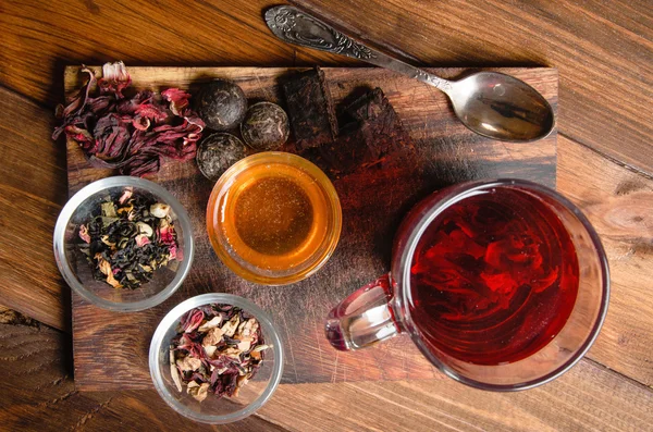 Ahşap üzerine eski kaşık ile çay kompozisyon