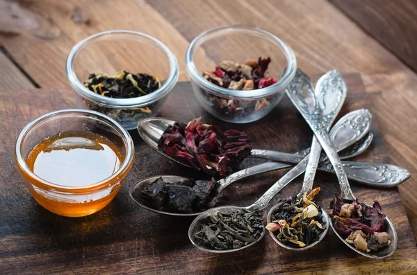 Ahşap üzerine eski kaşık ile çay kompozisyon