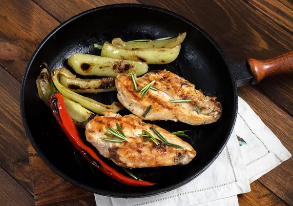 Otlar, mantar ve ızgara tava sebze ızgara tavuk göğsü