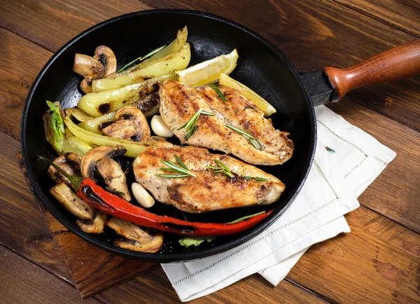 Gegrillte Hühnerbrüste mit Kräutern, Pilzen und Gemüse auf Grillpfanne — Stockfoto