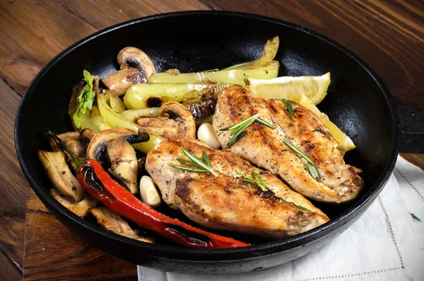 Otlar, mantar ve ızgara tava sebze ızgara tavuk göğsü