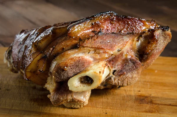 Gebratene Schweinshaxe auf dem Holz — Stockfoto