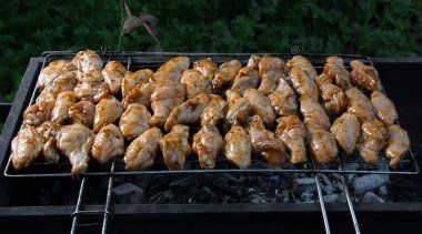ızgara tavuk kanadı ızgara ızgara üzerinde