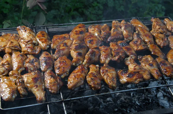 Gegrillte Chicken Wings auf dem Grillrost — Stockfoto