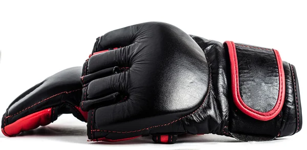 Handschuhe für MMA-Leder auf weißem Hintergrund — Stockfoto