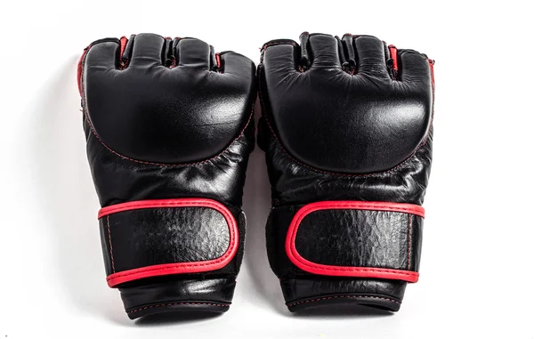 Mma deri üzerinde beyaz bir arka plan iş eldivenler